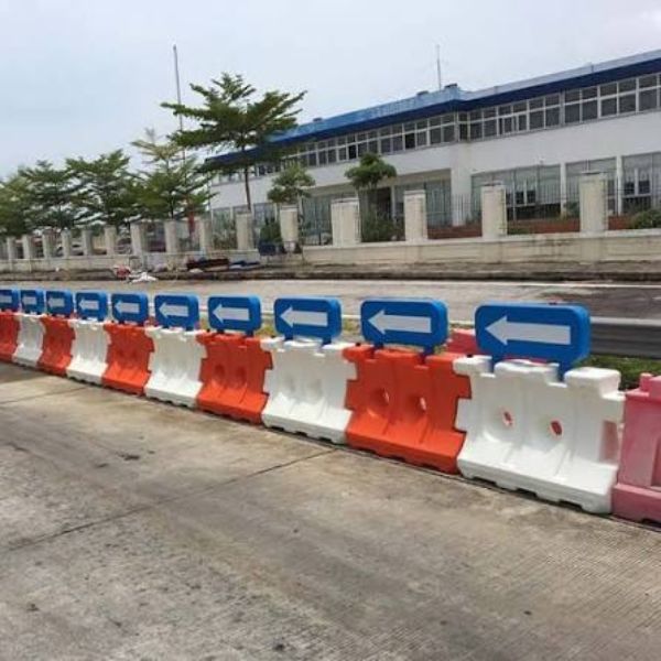 Dải Phân Cách Giao Thông Nhựa Hay Bê Tông: Chọn Theo Công Trình 3 Hàng dải phân cách màu tương phản dùng để chia làn xe