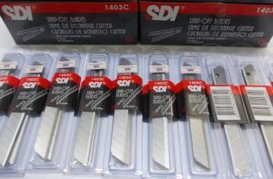 Dụng Cụ Thủ Công Quen Thuộc Nhưng Tiện Lợi
Dao rọc giấy là một trong những dụng cụ cầm tay thông dụng trong công việc văn phòng hay các công việc liên quan đến cắt và dán giấy, hộp các loại.